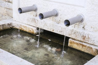 Sierra Aitana, Alicante, İspanya 'daki dağdan gelen tatlı suyla partegat çeşmesi