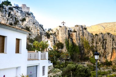 Guadalest köyünün güzel manzarası. Etrafı bitki örtüsü, dağlar ve kalenin duvarlarıyla çevrili.