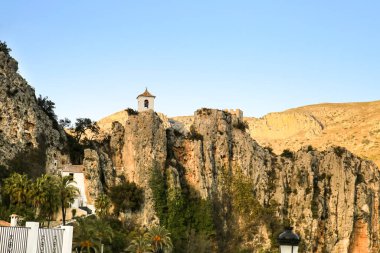 Guadalest köyünün güzel manzarası. Etrafı bitki örtüsü, dağlar ve kalenin duvarlarıyla çevrili.