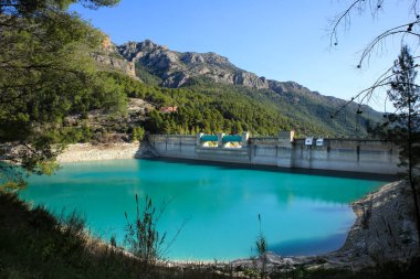 Güneşli bir günde çevresi bitki ve dağlarla çevrili Guadalest köyünün bataklığı.