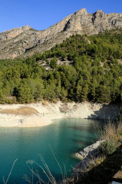 Güneşli bir günde çevresi bitki ve dağlarla çevrili Guadalest köyünün bataklığı.