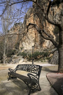 İspanya 'nın Alicante kentindeki Guadalest kasabasındaki bir parkta eski bir sokak lambası ve demir bank.