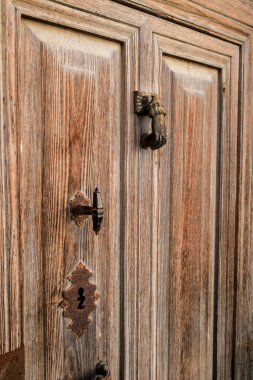 Eski ahşap kapı ve İspanya 'da el şeklinde tokmak.