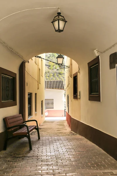 Dar Sokak ve İspanya 'nın Alicante kentindeki Bolulla köyünün tipik cephesi