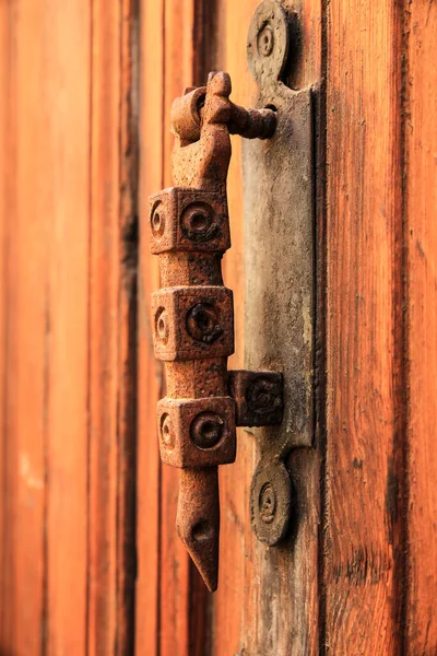 Παλιά Ξύλινη Πόρτα Και Vintage Knocker Στην Ισπανία — Φωτογραφία Αρχείου