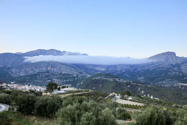Güneşli bir günde Guadalest vadisinin güzel manzarası