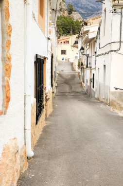 İspanya 'nın Alicante kentindeki Abdet köyünde beyazlar tarafından yıkanmış cepheler ve dar sokaklar