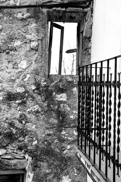 Janela Quebrada Danificada Uma Antiga Casa Espanha — Fotografia de Stock