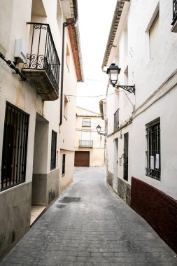 Dar Sokak ve İspanya 'nın Alicante kentindeki Benifato köyünün tipik cephesi