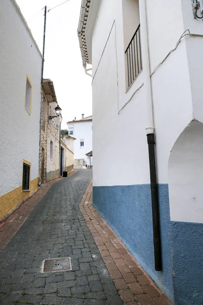 スペインのアリカンテにあるベニファト村の狭い通りと典型的なファサード — ストック写真