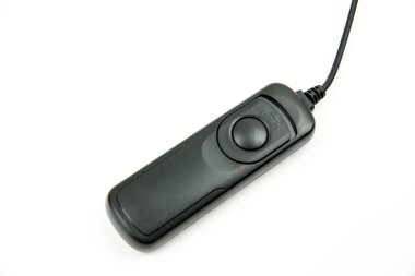 Beyaz arkaplanda siyah uzaktan kumanda sürümü