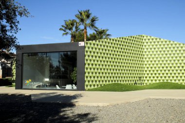 La Nucia, Alicante, İspanya... 28 Kasım 2021 Bello Horizonte binasının idari uzantısı, Kristal Hayvanat Bahçesi mimari Stüdyosu