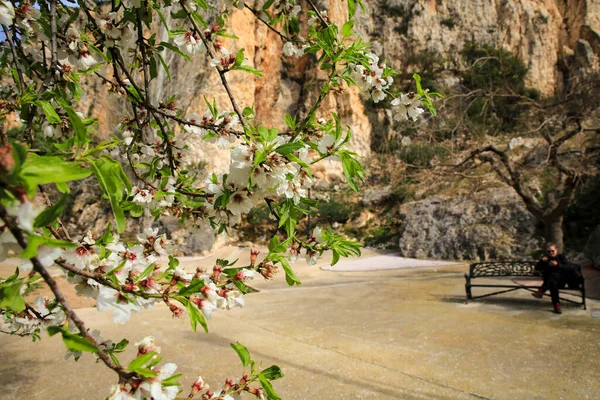 Guadalest Alicante Espagne Février 2022 Femme Reposant Sur Banc Fer — Photo