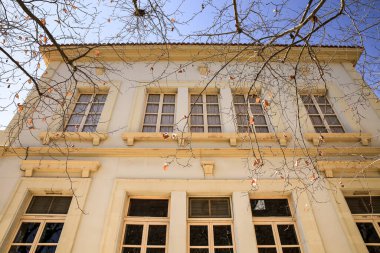 Güneşli bir kış gününde, Novelda, Alicante 'de modernist mimari detaylarla dolu eski ve görkemli cepheler.