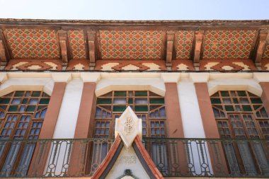 Güneşli bir kış gününde, Novelda, Alicante 'de modernist mimari detaylarla dolu eski ve görkemli cepheler.