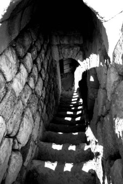 Gölgeli kalenin güzel taş merdivenleri