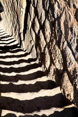 Gölgeli kalenin güzel taş merdivenleri