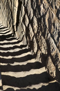 Gölgeli kalenin güzel taş merdivenleri