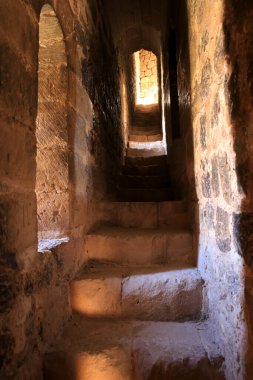 Gölgeli kalenin güzel taş merdivenleri