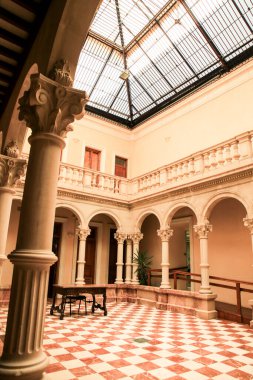 Novelda, Alicante, İspanya - 1 Mart 2022: Novelda 'daki Gomez-Tortosa Center Modernist evinin çatı penceresi ve mermer sütunlu güzel avlu