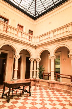 Novelda, Alicante, İspanya - 1 Mart 2022: Novelda 'daki Gomez-Tortosa Center Modernist evinin çatı penceresi ve mermer sütunlu güzel avlu