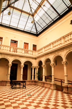 Novelda, Alicante, İspanya - 1 Mart 2022: Novelda 'daki Gomez-Tortosa Center Modernist evinin çatı penceresi ve mermer sütunlu güzel avlu