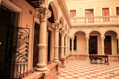 Novelda, Alicante, İspanya - 1 Mart 2022: Novelda 'daki Gomez-Tortosa Center Modernist evinin çatı penceresi ve mermer sütunlu güzel avlu