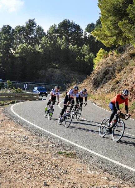 Alicante Hiszpania Lutego 2022 Grupa Kobiet Rowerzystów Jadących Górską Drogą — Zdjęcie stockowe
