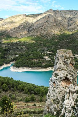 Guadalest köyünün güzel manzarası. Etrafı bitki örtüsü, dağlar ve kalenin duvarlarıyla çevrili.
