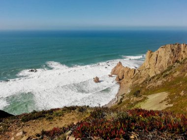 Muhteşem kaya oluşumları ve mavi Atlantik Okyanusu ile güzel Ursa Sahili