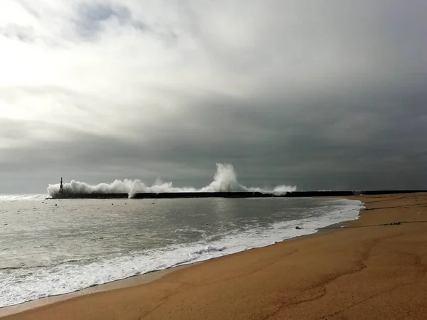 Óriási Hullámok Törnek Hullámtörőn Világítótoronyon Aguda Beach Miramar Ban Arcozelos — Stock Fotó