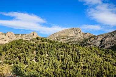 Güneşli bir günde Guadalest vadisinin güzel manzarası