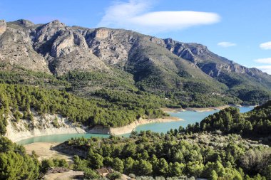 Güneşli bir günde çevresi bitki ve dağlarla çevrili Guadalest köyünün bataklığı.