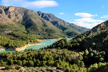 Güneşli bir günde çevresi bitki ve dağlarla çevrili Guadalest köyünün bataklığı.