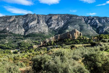 Güneşli bir günde Guadalest vadisinin güzel manzarası