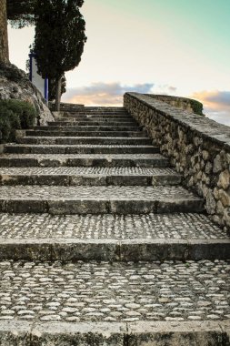 İspanya 'nın Alicante ilindeki Guadalest Köyü Kalesi' nin çakıllı taş merdiveni.