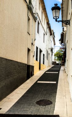 Dar Sokak ve İspanya 'nın Alicante kentindeki Guadalest kasabasının tipik beyazlatılmış cepheleri.