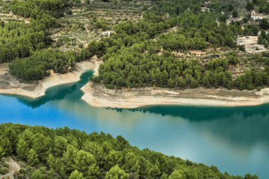 Güneşli bir günde çevresi bitki ve dağlarla çevrili Guadalest köyünün bataklığı.