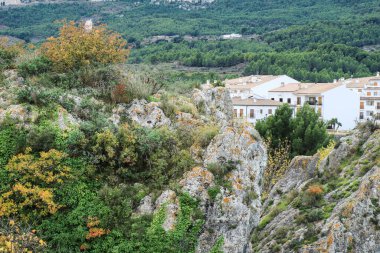 Guadalest köyünün güzel manzarası. Etrafı bitki örtüsü, dağlar ve kalenin duvarlarıyla çevrili.