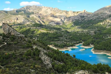 Güneşli bir günde çevresi bitki ve dağlarla çevrili Guadalest köyünün bataklığı.