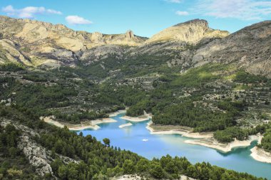 Güneşli bir günde çevresi bitki ve dağlarla çevrili Guadalest köyünün bataklığı.