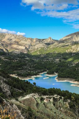 Güneşli bir günde çevresi bitki ve dağlarla çevrili Guadalest köyünün bataklığı.