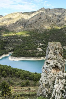 Guadalest köyünün güzel manzarası. Etrafı bitki örtüsü, dağlar ve kalenin duvarlarıyla çevrili.