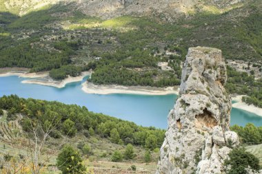 Guadalest köyünün güzel manzarası. Etrafı bitki örtüsü, dağlar ve kalenin duvarlarıyla çevrili.