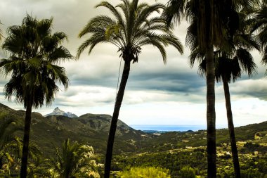 Bulutlu bir günde Guadalest Vadisi 'nin manzarası. Arka planda Akdeniz