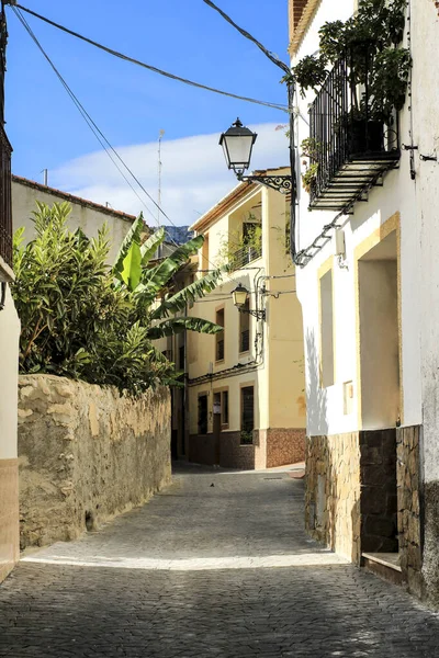 Keskeny Utca Tipikus Fehérre Meszelt Homlokzatok Város Beniarda Alicante Spanyolország — Stock Fotó