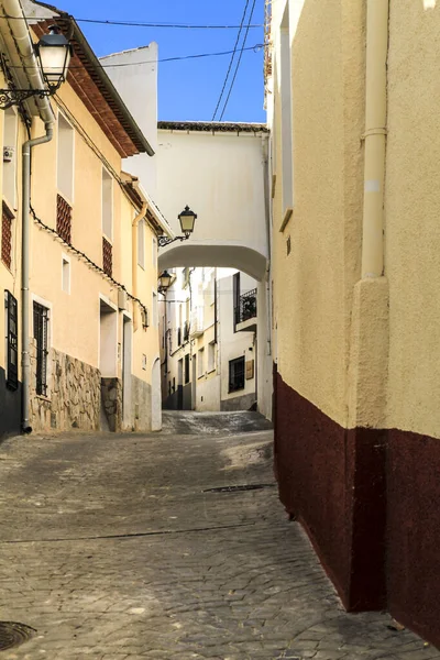 Narrow Street Tipiche Facciate Imbiancate Della Città Beniarda Alicante Spagna — Foto Stock