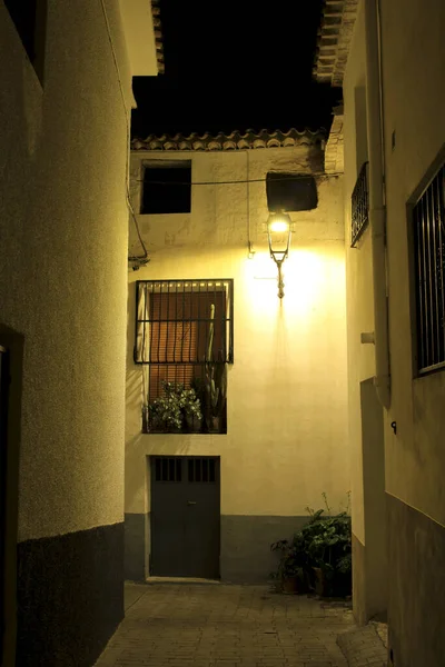 Узкая Улица Типичные Фасады Ночью Исторического Города Бенимантелл Аликанте Испания — стоковое фото