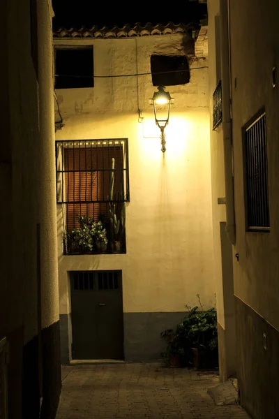 Calle Estrecha Fachadas Típicas Noche Histórica Ciudad Benimantell Alicante España — Foto de Stock