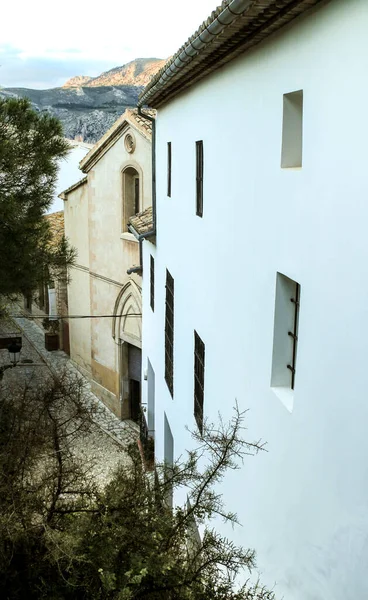 Узкая Улица Типичные Побеленные Фасады Города Гвадалест Аликанте Испания — стоковое фото